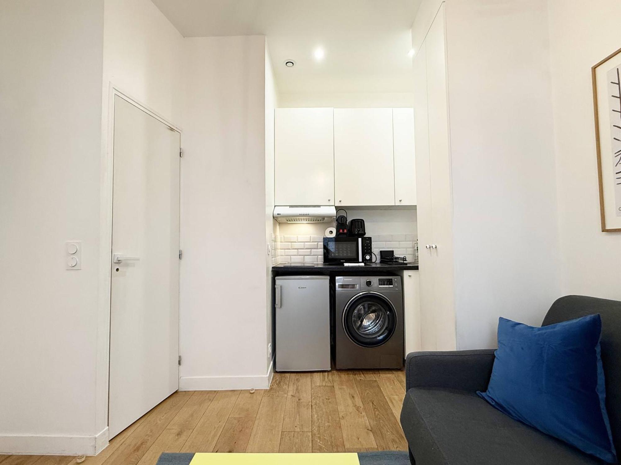 Charming - 2 Guests - 2min Walk From Metro Appartamento