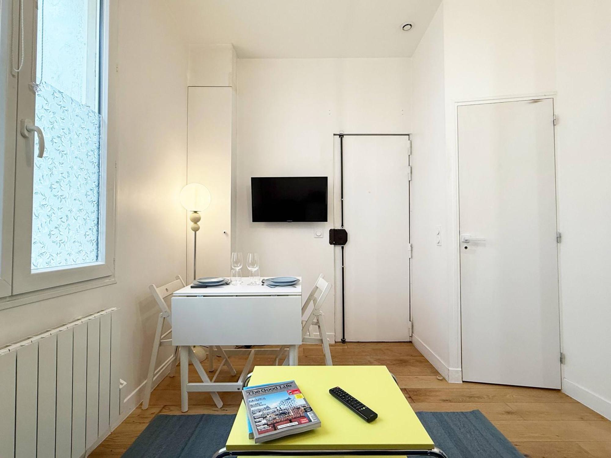 Charming - 2 Guests - 2min Walk From Metro Appartamento